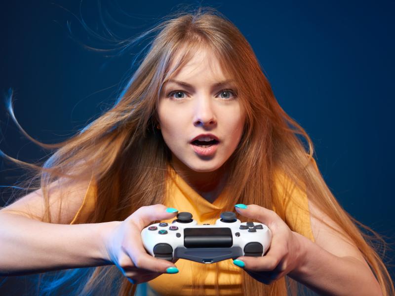 Ung kvinde spiller Playstation